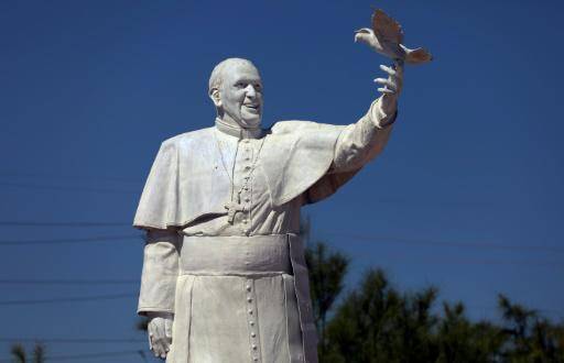 Migrantes suspiran por Francisco en la frontera donde no mana leche ni miel