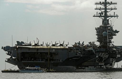 El portaaviones estadounidense Nimitz navega por la bahía de Panamá, el 30 de marzo de 2026 en aguas de la capital del país centroamericano