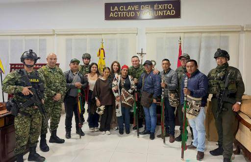 La senadora colombiana Aida Quilcué (c), posa con el general de brigada Hernando Africano y con más militares e indígenas tras ser liberada después de unas horas secuestrada, el 10 de febrero de 2026 en Popayán