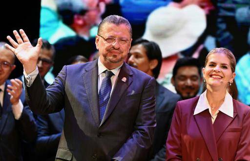 La derechista Laura Fernández asume, con su antecesor, un gobierno de mano dura en Costa Rica