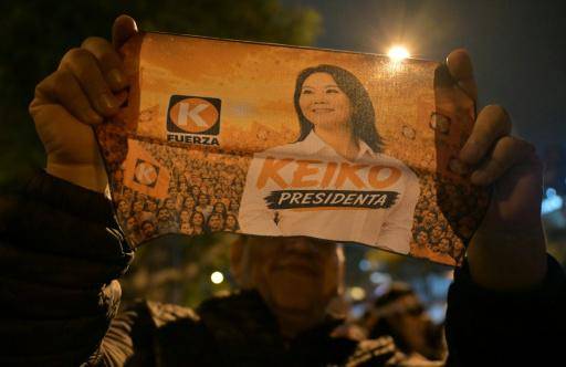 Un simpatizante de la candidata derechista Keiko Fujimori muestra un cartel con su imagen tras conocerse los primeros resultados de la segunda vuelta de las elecciones presidenciales de Perú, el 7 de junio de 2026 en Lima