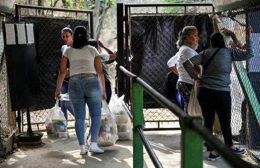 Familiares de presos de la cárcel de Yare, en San Francisco de Yare, Venezuela, esperan noticias el 21 de abril de 2026, tras el motín