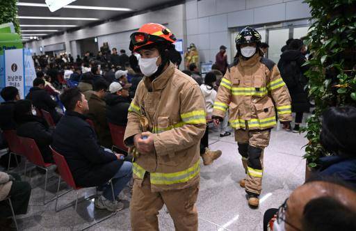 Conmoción y lágrimas en el aeropuerto de Muan tras el trágico accidente de avión en Corea del Sur