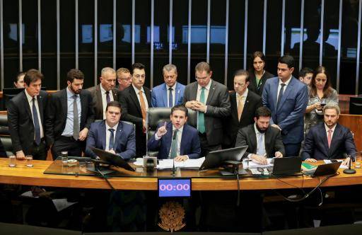 Diputados brasileños votan ley para reducir pena de Bolsonaro en sesión caótica
