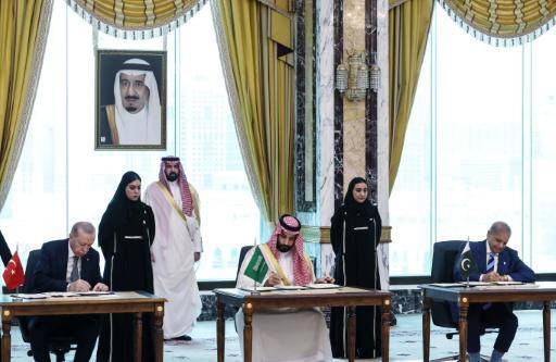 (De izq. a drcha.) El presidente turco, Recep Tayyip Erdogan; el príncipe heredero saudí Mohammed bin Salman; y el primer ministro paquistaní, Shehbaz Sharif, firman el acuerdo de defensa el 7 de agosto de 2026 en La Meca, en Arabia Saudí