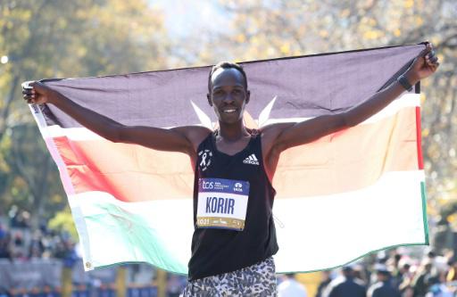 El keniano Albert Korir celebra su victoria en el maratón de Nueva York, el 7 de noviembre de 2021