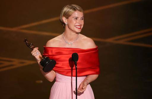La actriz irlandesa Jessie Buckley recoge el premio a la mejor actriz protagonista por Hamnet en el escenario durante la 98ª edición de los Premios de la Academia, celebrada en el Dolby Theatre de Hollywood, California, el 15 de marzo de 2026