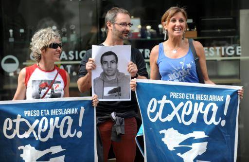 Un hombre sostiene una imagen del etarra Ibon Fernández Iradi durante una protesta para pedir su liberación, el 10 de mayo de 2014 en Bayona, al suroeste de Francia