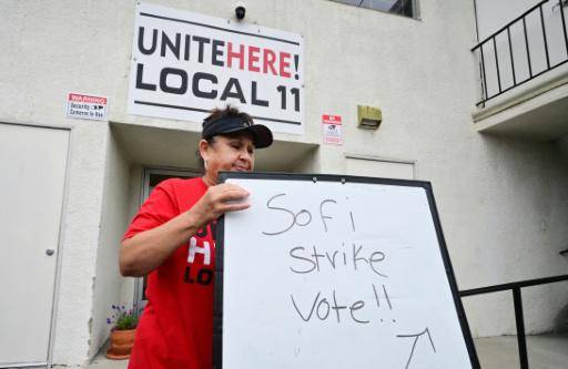 Yolanda Fierro, trabajadora del SoFi Stadium, en las instalaciones de su sindicato en Inglewood (California) durante la votación de huelga el 4 de junio de 2026