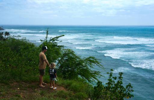 El huracán Lowell azota islas occidentales de Hawái y deja sin electricidad a miles