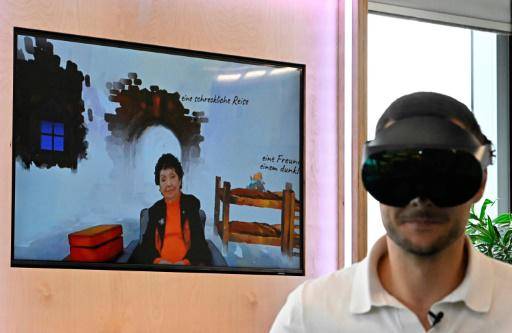 Un hombre utiliza cascos de realidad virtual en el centro de Meta en Berlín, el 6 de junio de 2023
