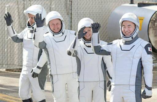 Cuatro astronautas de la Estación Espacial inician retorno anticipado a la Tierra por problema de salud