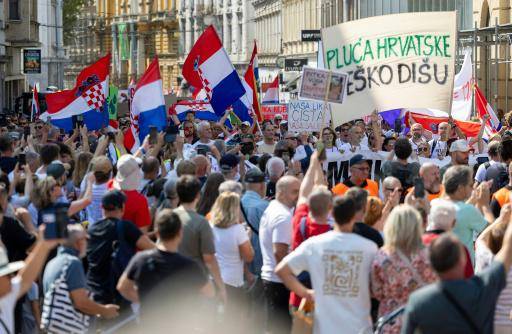 Manifestantes en la plaza Ban Jelacic en Zagreb, durante una protesta contra un vertido ilegal de desechos peligrosos en la región de Lika, el 7 de septiembre de 2026