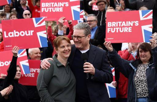 El líder del Partido Laborista británico, Keir Starmer, abraza a la recién elegida alcaldesa de East Midlands, Claire Ward, durante un acto en Mansfield el 4 de mayo de 2024