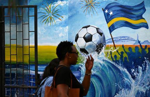 Un mural con la bandera de Curazao y un balón de fútbol, fotografiado en Willemstad el 10 de abril de 2026