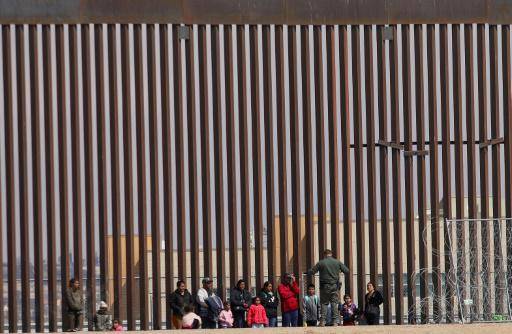 Agentes de la Guardia Nacional de Texas tratan con migrantes provenientes de Ciudad Juárez, México, el 29 de febrero de 2024.