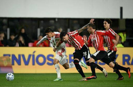 El mediocampista colombiano de Flamengo, Jorge Carrascal, luchan por el balón durante el partido de ida de la semifinal de la Copa Libertadores entre Estudiantes de La Plata de Argentina y Flamengo de Brasil en el estadio ONU Jorge Luis Hirschi en La Plata, provincia de Buenos Aires, el 15 de octubre de 2026
