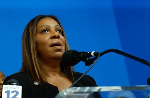 Letitia James, fiscal general de Nueva York, habla durante un acto público con motivo de la festividad de Acción de Gracias en el barrio de Harlem, el 27 de noviembre de 2025 en Nueva York