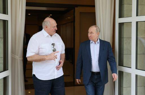 Los presidentes de Rusia, Vladimir Putin (drcha.), y Bielorrusia, Alexander Lukashenko, reunidos en la ciudad rusa de Sochi el 9 de junio de 2023