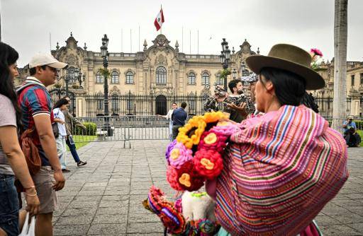 Perú elige en un reñido balotaje a su noveno presidente en 10 años