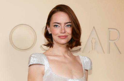 Emma Stone pasó parte de los premios Óscar en el bar de la planta baja del Teatro Dolby, en donde las estrellas conversan, ríen y se relajan durante la gala más importante de Hollywood