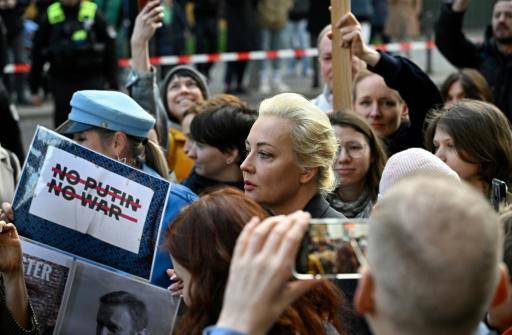 Yulia Navalnaya (centro) llega a una manifestación cerca de la Embajada de Rusia en Alemania, donde los votantes hacían cola para participar en las elecciones presidenciales rusas, el 17 de marzo de 2024 en Berlín