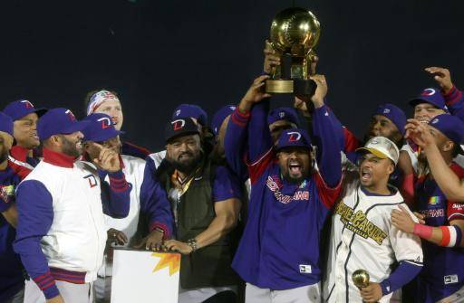 Los jugadores de los Leones del Escogido de República Dominicana sostienen el trofeo de la Serie del Caribe tras su victoria sobre los Charros de Jalisco de México en el Estadio El Nido De Los Águilas de Mexicali, estado de Baja California, el 8 de febrero de 2025