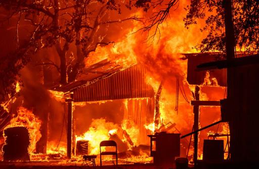 Megaincendio se convierte en uno de los más grandes en la historia de California