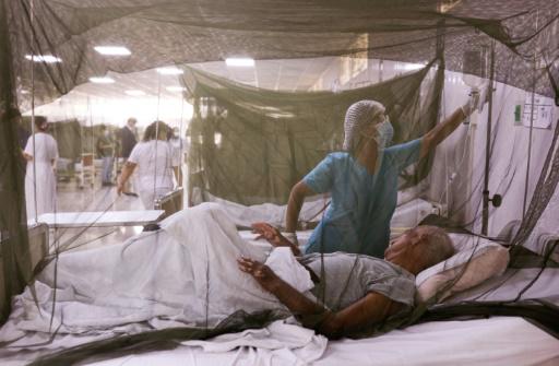 Una enfermera atiende a un paciente ingresado por dengue en el Hospital Nacional Sergio Bernales, en Lima, el 17 de abril de 2024