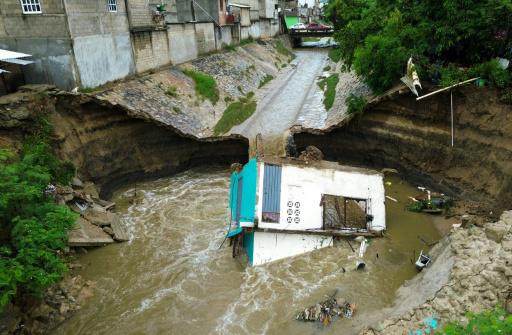 El huracán Simón avanza peligrosamente lento hacia México
