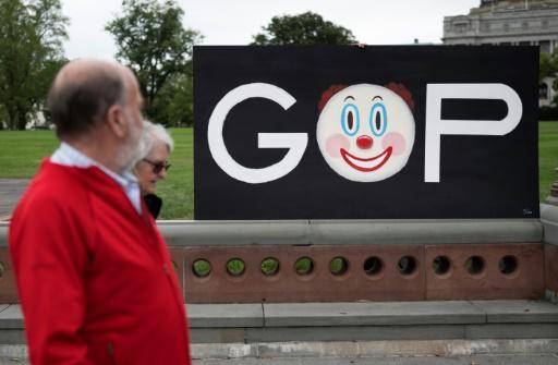 Visitantes pasan junto a un cartel de protesta con las iniciales GOP (Grand Old Party, como se conoce al Partido Republicano) frente al Capitolio en Washington, el 29 de septiembre de 2023