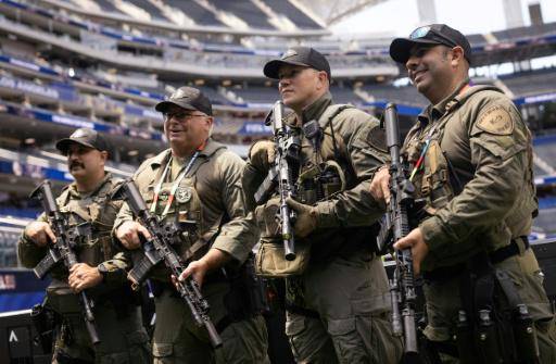 Policías de una unidad SWAT desplegados en el estadio de Los Ángeles antes del partido entre Irán y Nueva Zelanda en fase de grupos del Mundial, el 15 de junio de 2026