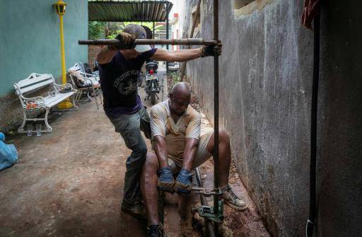 La escasez de agua fuerza a cubanos a cavar pozos para abastecerse