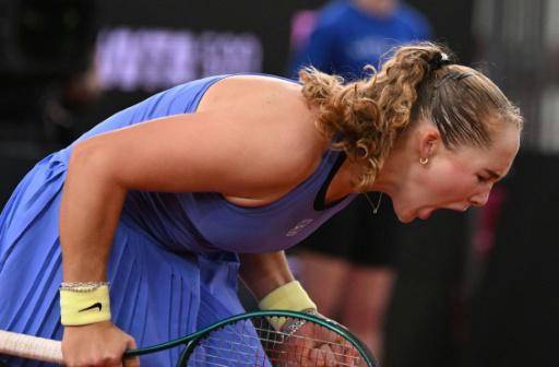 La rusa Mirra Andreeva celebra un punto durante la final del torneo de Linz frente a Anastasia Potapova, en Linz (Austria) el 12 de abril de 2026