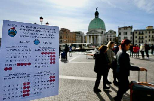 Una persona frente al calendario que marca los días de ingreso pago a Venecia, el 19 de abril de 2024