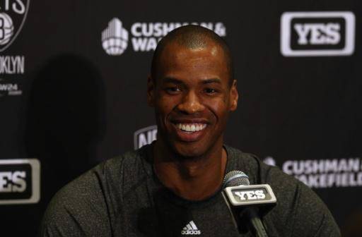 Jason Collins, el primer jugador abiertamente gay de la NBA, en una rueda de prensa en Los Ángeles, California, el 23 de febrero de 2024