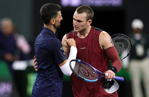 Jack Draper (izquierda) es felicitado por Novak Djokovic tras su victoria en Indian Wells el 11 de marzo de 2026