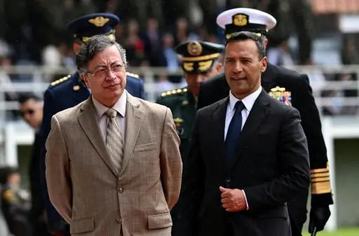 El presidente de Colombia, Gustavo Petro, y su ministro de Defensa, Pedro Sánchez, conmemoran el 134º aniversario de la Policía Nacional y la promoción de oficiales el 13 de noviembre de 2025 en la Academia General Santander, en Bogotá