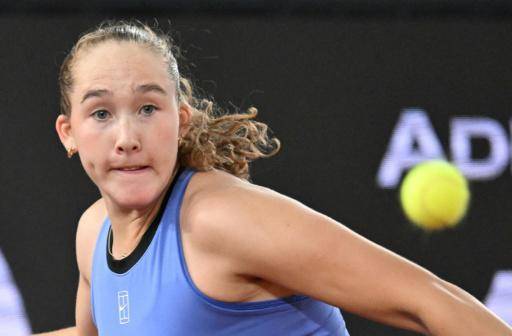 La rusa Mirra Andreeva al resto durante su partido ante la rumana Elena-Gabriela Ruse en la semifinal del WTA de Linz (Austria), el 11 de abril de 2026