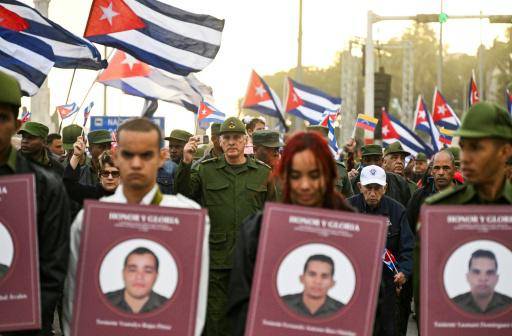 El presidente Miguel Díaz-Canel (centro) participa en una manifestación contra el imperialismo ante la Embajada de EEUU en Cuba, el 16 de enero de 2026 en La Habana, como protesta por la operación militar en Venezuela, donde murieron 32 soldados cubanos