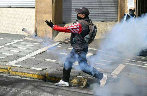Nuevos choques en las protestas en Bolivia pese a que el presidente recorta su salario