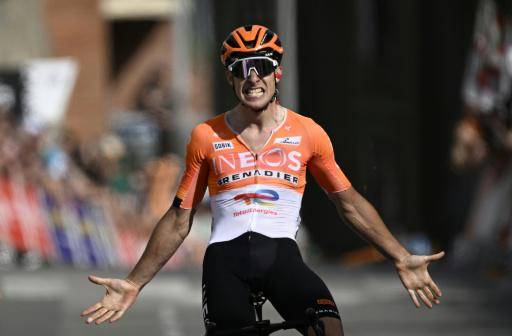 El francés Axel Laurance celebra su victoria en Basauri en la tercera etapa de la Vuelta al País Vasco el 8 de abril de 2026