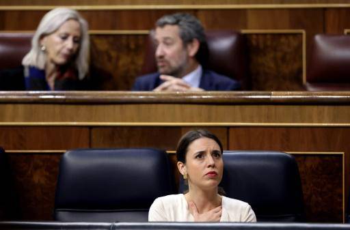 La ministra de Igualdad española, Irene Montero, en su escaño durante un debate en el Congreso de los Diputados, el 22 de diciembre de 2022 en Madrid