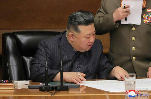 El líder norcoreano Kim Jong Un participa en una reunión en Pyongyang el 10 de abril de 2023, en una imagen divulgada por la agencia oficial KCNA