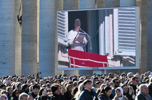 AFP | Una pantalla gigante retransmite en la Plaza de San Pedro, en Ciudad del Vaticano, la oración del Ángelus del papa León XIV el 11 de enero de 2026