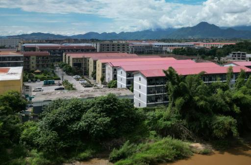 Imagen aérea tomada el 17 de septiembre de 2025 del complejo KK Park de Mae Sot, en Birmania, donde según las autoridades operan centros de estafas por internet