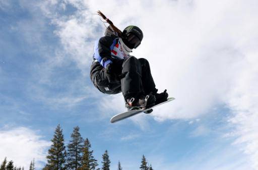 La estadounidense Chloe Kim durante el entrenamiento previo a su participación en la final femenina de halfpipe de snowboard del Toyota US Grand Prix 2025 en Copper Mountain, Colorado, el 19 de diciembre de 2025