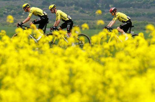 El corredor danés del Team Visma Lease a Bike, Jonas Vingegaard (derecha) rueda junto a sus compañeros de equipo Tim Rex (izda.) y el belga Victor Campenaerts durante la segunda etapa del Giro de Italia 2026, entre Burgas y Veliko Tarnovo, en Bulgaria, el 9 de mayo de 2026