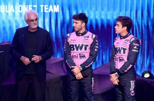 El director de Alpine F1 Flavio Briatore, el piloto francés Pierre Gasly y el piloto argentino Franco Colapinto, durante la presentación del monoplaza para la temporada 2026, en Barcelona