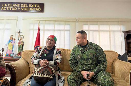 La senadora indígena colombiana Aida Quilcué, sentada junto al general de brigada Hernando Africano, tras ser liberada después de unas horas secuestrada, el 10 de febrero de 2026 en Popayán